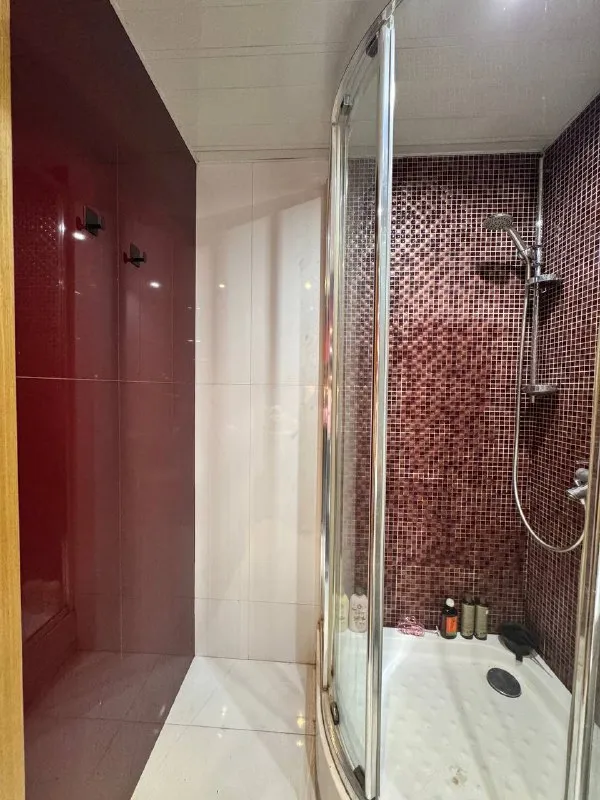 2-комн. Квартира, 50 м² этаж: 3/9 м. (беляево) (10 мин. ) 📌адрес: (ул. Введенского 10к1) ▶️сдается комната в 2-комн. Квартире‼️ - квартира светлая уютная на солнечную сторону. Все окна выходят в тихий зеленый двор 💚 квартира с хорошим ремонтом, кухни мария; где все необходимое есть (печь, микроволновка, чайник, встроенный холодильник и морозилка). - в ванной есть стиральная машина, душевая кабина, раковина с тумбой, зеркало с полками, средства и инструменты для уборки. - в комнате есть качественная мебель из натурального массив (шкаф очень вместительный и очень удобная огромная кровать с новым матрасом)! Можно добавить рабочий стол со стулом! - в квартире одна девушка, спокойная, дружелюбная, любит чистоту дома и взаимоуважение при коммуникации. При наличии общих интересов с радостью поддерживает общение и совместное время ☺️ *️⃣оплата жкх: включено (без счётчиков) *️⃣залог: 37 500 ₽ 🔵цена: 37 500 ₽/мес. ✉️ для связи: @siba_d - фотография - 2