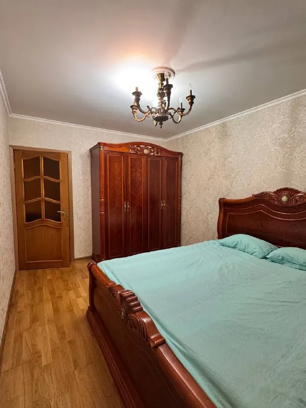 2-комн. Квартира, 50 м² этаж: 3/9 м. (беляево) (10 мин. ) 📌адрес: (ул. Введенского 10к1) ▶️сдается комната в 2-комн. Квартире‼️ - квартира светлая уютная на солнечную сторону. Все окна выходят в тихий зеленый двор 💚 квартира с хорошим ремонтом, кухни мария; где все необходимое есть (печь, микроволновка, чайник, встроенный холодильник и морозилка). - в ванной есть стиральная машина, душевая кабина, раковина с тумбой, зеркало с полками, средства и инструменты для уборки. - в комнате есть качественная мебель из натурального массив (шкаф очень вместительный и очень удобная огромная кровать с новым матрасом)! Можно добавить рабочий стол со стулом! - в квартире одна девушка, спокойная, дружелюбная, любит чистоту дома и взаимоуважение при коммуникации. При наличии общих интересов с радостью поддерживает общение и совместное время ☺️ *️⃣оплата жкх: включено (без счётчиков) *️⃣залог: 37 500 ₽ 🔵цена: 37 500 ₽/мес. ✉️ для связи: @siba_d - фотография - 5