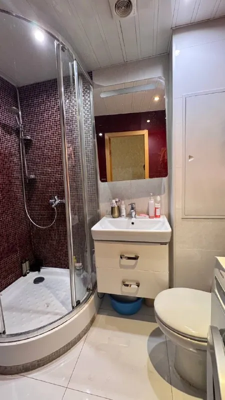 2-комн. Квартира, 50 м² этаж: 3/9 м. (беляево) (10 мин. ) 📌адрес: (ул. Введенского 10к1) ▶️сдается комната в 2-комн. Квартире‼️ - квартира светлая уютная на солнечную сторону. Все окна выходят в тихий зеленый двор 💚 квартира с хорошим ремонтом, кухни мария; где все необходимое есть (печь, микроволновка, чайник, встроенный холодильник и морозилка). - в ванной есть стиральная машина, душевая кабина, раковина с тумбой, зеркало с полками, средства и инструменты для уборки. - в комнате есть качественная мебель из натурального массив (шкаф очень вместительный и очень удобная огромная кровать с новым матрасом)! Можно добавить рабочий стол со стулом! - в квартире одна девушка, спокойная, дружелюбная, любит чистоту дома и взаимоуважение при коммуникации. При наличии общих интересов с радостью поддерживает общение и совместное время ☺️ *️⃣оплата жкх: включено (без счётчиков) *️⃣залог: 37 500 ₽ 🔵цена: 37 500 ₽/мес. ✉️ для связи: @siba_d - фотография - 6