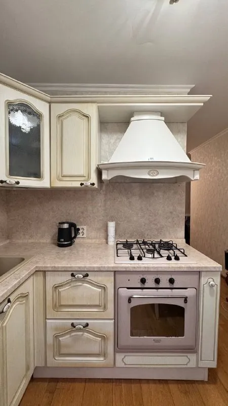 2-комн. Квартира, 50 м² этаж: 3/9 м. (беляево) (10 мин. ) 📌адрес: (ул. Введенского 10к1) ▶️сдается комната в 2-комн. Квартире‼️ - квартира светлая уютная на солнечную сторону. Все окна выходят в тихий зеленый двор 💚 квартира с хорошим ремонтом, кухни мария; где все необходимое есть (печь, микроволновка, чайник, встроенный холодильник и морозилка). - в ванной есть стиральная машина, душевая кабина, раковина с тумбой, зеркало с полками, средства и инструменты для уборки. - в комнате есть качественная мебель из натурального массив (шкаф очень вместительный и очень удобная огромная кровать с новым матрасом)! Можно добавить рабочий стол со стулом! - в квартире одна девушка, спокойная, дружелюбная, любит чистоту дома и взаимоуважение при коммуникации. При наличии общих интересов с радостью поддерживает общение и совместное время ☺️ *️⃣оплата жкх: включено (без счётчиков) *️⃣залог: 37 500 ₽ 🔵цена: 37 500 ₽/мес. ✉️ для связи: @siba_d - фотография - 7