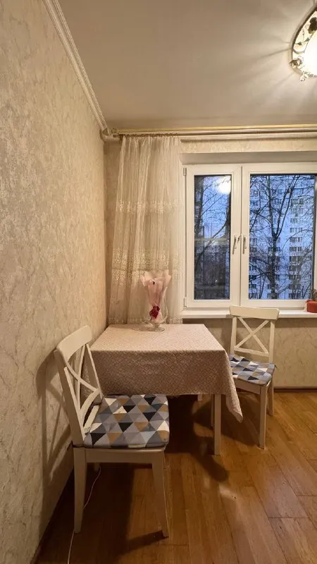 2-комн. Квартира, 50 м² этаж: 3/9 м. (беляево) (10 мин. ) 📌адрес: (ул. Введенского 10к1) ▶️сдается комната в 2-комн. Квартире‼️ - квартира светлая уютная на солнечную сторону. Все окна выходят в тихий зеленый двор 💚 квартира с хорошим ремонтом, кухни мария; где все необходимое есть (печь, микроволновка, чайник, встроенный холодильник и морозилка). - в ванной есть стиральная машина, душевая кабина, раковина с тумбой, зеркало с полками, средства и инструменты для уборки. - в комнате есть качественная мебель из натурального массив (шкаф очень вместительный и очень удобная огромная кровать с новым матрасом)! Можно добавить рабочий стол со стулом! - в квартире одна девушка, спокойная, дружелюбная, любит чистоту дома и взаимоуважение при коммуникации. При наличии общих интересов с радостью поддерживает общение и совместное время ☺️ *️⃣оплата жкх: включено (без счётчиков) *️⃣залог: 37 500 ₽ 🔵цена: 37 500 ₽/мес. ✉️ для связи: @siba_d - фотография - 9