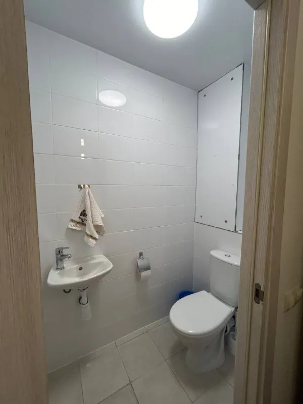 М. Мякинино 3-к квартира сдам просторную трёхкомнатную квартиру в жк «мякинино парк» предлагается к аренде элегантная трёхкомнатная квартира на семнадцатом этаже, расположенная в одной из самых живописных и престижных точек жк «мякинино парк» — на полуострове, в квартале 100, корпус 1к1. Важно о локации: · уникальный полуостров с панорамными видами на воду и набережную. · территория находится в городе москва, что обеспечивает все столичные сервисы и инфраструктуру. · в непосредственной пешей доступности расположены две вертолетные площадки, что подчеркивает статус локации и обеспечивает высочайший уровень транспортной доступности. Об организации пространства: · гостиная зона: центром притяжения несомненно является большая кухня-гостиная, выполненная по индивидуальному проекту. Островная часть служит элегантным и функциональным элементом, объединяющим пространство для приготовления пищи и непринуждённого общения. · комната для досуга: одна из комнат обустроена как мультимедийный зал с проектором, позволяющий наслаждаться просмотром фильмов в качестве домашнего кинотеатра. · спальная зона: главная спальня предлагает атмосферу спокойствия и порядка, чему способствует продуманная и вместительная система хранения. · дополнительный комфорт: наличие двух раздельных санузлов добавляет бытовому распорядку удобства и конфиденциальности. Инфраструктура и транспорт: · координаты для навигатора: 55.8091, 37.3870. · помимо уникальной воздушной гавани, в шаговой доступности находится станция мцд мякинино. · на территории жк — собственный парк, фитнес-центр, детский сад, супермаркеты и кафе, яхт-клубы и банный комплекс. Квартира будет интересна ценителям безупречного комфорта, статусной локации и высокого качества жизни. Приветствуются арендаторы с долгосрочными планами. Оплата первый и последний месяц. Цена: 100.000₽ в месяц контакты @zlata_zhuravlevaa ➡️предоплату/бронь/заморозку денег/автооплату до просмотра квартиры не вносить! Если по этому объявлению спрашивают какую либо оплату сообщите по контактам в описании канала. - фотография - 2