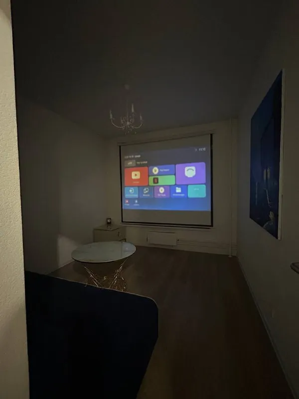 М. Мякинино 3-к квартира сдам просторную трёхкомнатную квартиру в жк «мякинино парк» предлагается к аренде элегантная трёхкомнатная квартира на семнадцатом этаже, расположенная в одной из самых живописных и престижных точек жк «мякинино парк» — на полуострове, в квартале 100, корпус 1к1. Важно о локации: · уникальный полуостров с панорамными видами на воду и набережную. · территория находится в городе москва, что обеспечивает все столичные сервисы и инфраструктуру. · в непосредственной пешей доступности расположены две вертолетные площадки, что подчеркивает статус локации и обеспечивает высочайший уровень транспортной доступности. Об организации пространства: · гостиная зона: центром притяжения несомненно является большая кухня-гостиная, выполненная по индивидуальному проекту. Островная часть служит элегантным и функциональным элементом, объединяющим пространство для приготовления пищи и непринуждённого общения. · комната для досуга: одна из комнат обустроена как мультимедийный зал с проектором, позволяющий наслаждаться просмотром фильмов в качестве домашнего кинотеатра. · спальная зона: главная спальня предлагает атмосферу спокойствия и порядка, чему способствует продуманная и вместительная система хранения. · дополнительный комфорт: наличие двух раздельных санузлов добавляет бытовому распорядку удобства и конфиденциальности. Инфраструктура и транспорт: · координаты для навигатора: 55.8091, 37.3870. · помимо уникальной воздушной гавани, в шаговой доступности находится станция мцд мякинино. · на территории жк — собственный парк, фитнес-центр, детский сад, супермаркеты и кафе, яхт-клубы и банный комплекс. Квартира будет интересна ценителям безупречного комфорта, статусной локации и высокого качества жизни. Приветствуются арендаторы с долгосрочными планами. Оплата первый и последний месяц. Цена: 100.000₽ в месяц контакты @zlata_zhuravlevaa ➡️предоплату/бронь/заморозку денег/автооплату до просмотра квартиры не вносить! Если по этому объявлению спрашивают какую либо оплату сообщите по контактам в описании канала. - фотография - 4