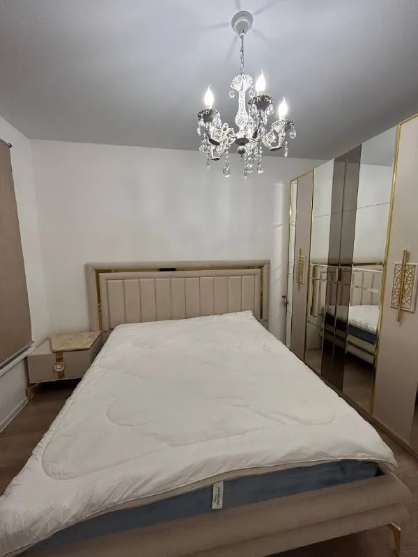 М. Мякинино 3-к квартира сдам просторную трёхкомнатную квартиру в жк «мякинино парк» предлагается к аренде элегантная трёхкомнатная квартира на семнадцатом этаже, расположенная в одной из самых живописных и престижных точек жк «мякинино парк» — на полуострове, в квартале 100, корпус 1к1. Важно о локации: · уникальный полуостров с панорамными видами на воду и набережную. · территория находится в городе москва, что обеспечивает все столичные сервисы и инфраструктуру. · в непосредственной пешей доступности расположены две вертолетные площадки, что подчеркивает статус локации и обеспечивает высочайший уровень транспортной доступности. Об организации пространства: · гостиная зона: центром притяжения несомненно является большая кухня-гостиная, выполненная по индивидуальному проекту. Островная часть служит элегантным и функциональным элементом, объединяющим пространство для приготовления пищи и непринуждённого общения. · комната для досуга: одна из комнат обустроена как мультимедийный зал с проектором, позволяющий наслаждаться просмотром фильмов в качестве домашнего кинотеатра. · спальная зона: главная спальня предлагает атмосферу спокойствия и порядка, чему способствует продуманная и вместительная система хранения. · дополнительный комфорт: наличие двух раздельных санузлов добавляет бытовому распорядку удобства и конфиденциальности. Инфраструктура и транспорт: · координаты для навигатора: 55.8091, 37.3870. · помимо уникальной воздушной гавани, в шаговой доступности находится станция мцд мякинино. · на территории жк — собственный парк, фитнес-центр, детский сад, супермаркеты и кафе, яхт-клубы и банный комплекс. Квартира будет интересна ценителям безупречного комфорта, статусной локации и высокого качества жизни. Приветствуются арендаторы с долгосрочными планами. Оплата первый и последний месяц. Цена: 100.000₽ в месяц контакты @zlata_zhuravlevaa ➡️предоплату/бронь/заморозку денег/автооплату до просмотра квартиры не вносить! Если по этому объявлению спрашивают какую либо оплату сообщите по контактам в описании канала. - фотография - 6