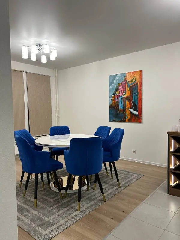 М. Мякинино 3-к квартира сдам просторную трёхкомнатную квартиру в жк «мякинино парк» предлагается к аренде элегантная трёхкомнатная квартира на семнадцатом этаже, расположенная в одной из самых живописных и престижных точек жк «мякинино парк» — на полуострове, в квартале 100, корпус 1к1. Важно о локации: · уникальный полуостров с панорамными видами на воду и набережную. · территория находится в городе москва, что обеспечивает все столичные сервисы и инфраструктуру. · в непосредственной пешей доступности расположены две вертолетные площадки, что подчеркивает статус локации и обеспечивает высочайший уровень транспортной доступности. Об организации пространства: · гостиная зона: центром притяжения несомненно является большая кухня-гостиная, выполненная по индивидуальному проекту. Островная часть служит элегантным и функциональным элементом, объединяющим пространство для приготовления пищи и непринуждённого общения. · комната для досуга: одна из комнат обустроена как мультимедийный зал с проектором, позволяющий наслаждаться просмотром фильмов в качестве домашнего кинотеатра. · спальная зона: главная спальня предлагает атмосферу спокойствия и порядка, чему способствует продуманная и вместительная система хранения. · дополнительный комфорт: наличие двух раздельных санузлов добавляет бытовому распорядку удобства и конфиденциальности. Инфраструктура и транспорт: · координаты для навигатора: 55.8091, 37.3870. · помимо уникальной воздушной гавани, в шаговой доступности находится станция мцд мякинино. · на территории жк — собственный парк, фитнес-центр, детский сад, супермаркеты и кафе, яхт-клубы и банный комплекс. Квартира будет интересна ценителям безупречного комфорта, статусной локации и высокого качества жизни. Приветствуются арендаторы с долгосрочными планами. Оплата первый и последний месяц. Цена: 100.000₽ в месяц контакты @zlata_zhuravlevaa ➡️предоплату/бронь/заморозку денег/автооплату до просмотра квартиры не вносить! Если по этому объявлению спрашивают какую либо оплату сообщите по контактам в описании канала. - фотография - 8