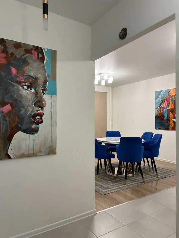 М. Мякинино 3-к квартира сдам просторную трёхкомнатную квартиру в жк «мякинино парк» предлагается к аренде элегантная трёхкомнатная квартира на семнадцатом этаже, расположенная в одной из самых живописных и престижных точек жк «мякинино парк» — на полуострове, в квартале 100, корпус 1к1. Важно о локации: · уникальный полуостров с панорамными видами на воду и набережную. · территория находится в городе москва, что обеспечивает все столичные сервисы и инфраструктуру. · в непосредственной пешей доступности расположены две вертолетные площадки, что подчеркивает статус локации и обеспечивает высочайший уровень транспортной доступности. Об организации пространства: · гостиная зона: центром притяжения несомненно является большая кухня-гостиная, выполненная по индивидуальному проекту. Островная часть служит элегантным и функциональным элементом, объединяющим пространство для приготовления пищи и непринуждённого общения. · комната для досуга: одна из комнат обустроена как мультимедийный зал с проектором, позволяющий наслаждаться просмотром фильмов в качестве домашнего кинотеатра. · спальная зона: главная спальня предлагает атмосферу спокойствия и порядка, чему способствует продуманная и вместительная система хранения. · дополнительный комфорт: наличие двух раздельных санузлов добавляет бытовому распорядку удобства и конфиденциальности. Инфраструктура и транспорт: · координаты для навигатора: 55.8091, 37.3870. · помимо уникальной воздушной гавани, в шаговой доступности находится станция мцд мякинино. · на территории жк — собственный парк, фитнес-центр, детский сад, супермаркеты и кафе, яхт-клубы и банный комплекс. Квартира будет интересна ценителям безупречного комфорта, статусной локации и высокого качества жизни. Приветствуются арендаторы с долгосрочными планами. Оплата первый и последний месяц. Цена: 100.000₽ в месяц контакты @zlata_zhuravlevaa ➡️предоплату/бронь/заморозку денег/автооплату до просмотра квартиры не вносить! Если по этому объявлению спрашивают какую либо оплату сообщите по контактам в описании канала. - фотография - 9