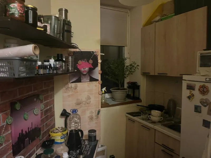 Небольшая 1 к. Квартира 32 м² у метро румянцево! Сдаётся просторная квартира с небольшой кухней 32м² всего в 20 мин пешком от м. Румянцево/тютчевская. Рядом теплый стан (на машине 5 минут). ✅ • отдельная небольшая кухня — готовьте с удовольствием, без запахов в жилой зоне • вся необходимая техника: холодильник и стиральная машина, свой бойлер ✅ условия: • 30 000 ₽/мес. — всё включено (коммуналка уже в стоимости) • парковка — доступна за доплату • залог — 30000 ₽ (это ваша оплата последнего месяца) идеально для одного человека или пары. 📱 готовы посмотреть? Пишите или звоните — договоримся о просмотре! +79523776131 въезд завтра ➡️предоплату/бронь/заморозку денег/автооплату до просмотра квартиры не вносить! Если по этому объявлению спрашивают какую либо оплату сообщите по контактам в описании канала. - фотография - 2