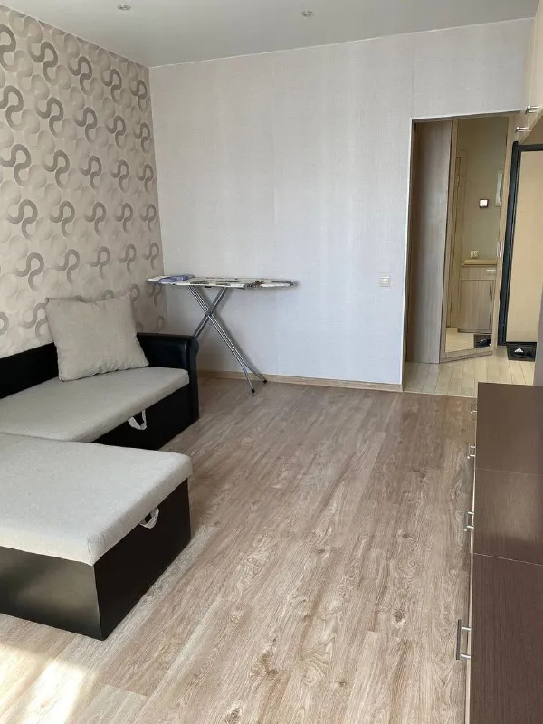 М. Солнцево 1-к квартира ▫️жк лучи, м. Солнцево, производственная 12к2. Сдается на длительный срок (с 12 декабря!!!) прекрасная 1 комнатная квартира, 38 м² с ремонтом. Кухня 10,5 м², комната 16 м², совмещённый санузел с ванной. В квартире имеется вся необходимая мебель и техника. Ремонт выполнен для себя. Имеется кладовая/гардеробная. При необходимости можно доукомплеквать мебелью и техникой. Квартира светлая и очень тёплая. Сдается для 1-2 человек, молодой семье, гражданам рф, без детей и животных. Оперативный показ. По всем вопросам в личку. Цена: 65.000₽ + депозит (можно разбить на 2 части)+коммунальные платежи по счётчикам+интернет. Контакты @ksuv_shv ➡️предоплату/бронь/заморозку денег/автооплату до просмотра квартиры не вносить! Если по этому объявлению спрашивают какую либо оплату сообщите по контактам в описании канала. - фотография - 10