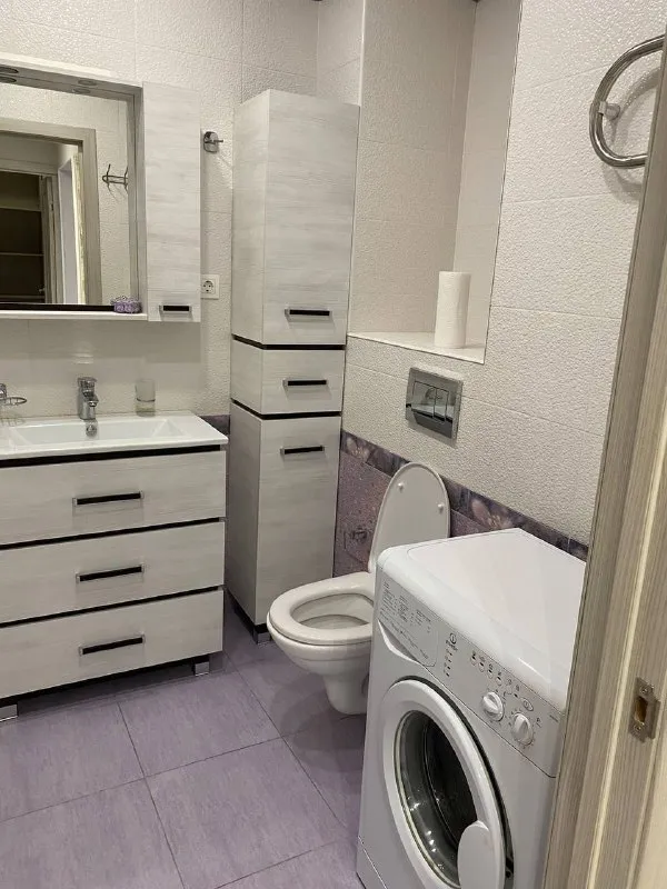 М. Солнцево 1-к квартира ▫️жк лучи, м. Солнцево, производственная 12к2. Сдается на длительный срок (с 12 декабря!!!) прекрасная 1 комнатная квартира, 38 м² с ремонтом. Кухня 10,5 м², комната 16 м², совмещённый санузел с ванной. В квартире имеется вся необходимая мебель и техника. Ремонт выполнен для себя. Имеется кладовая/гардеробная. При необходимости можно доукомплеквать мебелью и техникой. Квартира светлая и очень тёплая. Сдается для 1-2 человек, молодой семье, гражданам рф, без детей и животных. Оперативный показ. По всем вопросам в личку. Цена: 65.000₽ + депозит (можно разбить на 2 части)+коммунальные платежи по счётчикам+интернет. Контакты @ksuv_shv ➡️предоплату/бронь/заморозку денег/автооплату до просмотра квартиры не вносить! Если по этому объявлению спрашивают какую либо оплату сообщите по контактам в описании канала. - фотография - 2