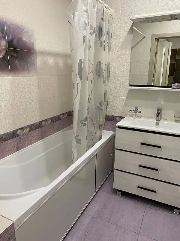 М. Солнцево 1-к квартира ▫️жк лучи, м. Солнцево, производственная 12к2. Сдается на длительный срок (с 12 декабря!!!) прекрасная 1 комнатная квартира, 38 м² с ремонтом. Кухня 10,5 м², комната 16 м², совмещённый санузел с ванной. В квартире имеется вся необходимая мебель и техника. Ремонт выполнен для себя. Имеется кладовая/гардеробная. При необходимости можно доукомплеквать мебелью и техникой. Квартира светлая и очень тёплая. Сдается для 1-2 человек, молодой семье, гражданам рф, без детей и животных. Оперативный показ. По всем вопросам в личку. Цена: 65.000₽ + депозит (можно разбить на 2 части)+коммунальные платежи по счётчикам+интернет. Контакты @ksuv_shv ➡️предоплату/бронь/заморозку денег/автооплату до просмотра квартиры не вносить! Если по этому объявлению спрашивают какую либо оплату сообщите по контактам в описании канала. - фотография - 3