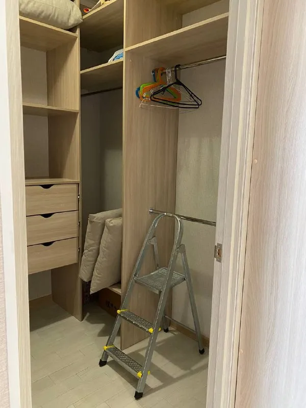 М. Солнцево 1-к квартира ▫️жк лучи, м. Солнцево, производственная 12к2. Сдается на длительный срок (с 12 декабря!!!) прекрасная 1 комнатная квартира, 38 м² с ремонтом. Кухня 10,5 м², комната 16 м², совмещённый санузел с ванной. В квартире имеется вся необходимая мебель и техника. Ремонт выполнен для себя. Имеется кладовая/гардеробная. При необходимости можно доукомплеквать мебелью и техникой. Квартира светлая и очень тёплая. Сдается для 1-2 человек, молодой семье, гражданам рф, без детей и животных. Оперативный показ. По всем вопросам в личку. Цена: 65.000₽ + депозит (можно разбить на 2 части)+коммунальные платежи по счётчикам+интернет. Контакты @ksuv_shv ➡️предоплату/бронь/заморозку денег/автооплату до просмотра квартиры не вносить! Если по этому объявлению спрашивают какую либо оплату сообщите по контактам в описании канала. - фотография - 5