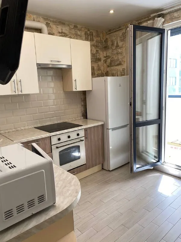 М. Солнцево 1-к квартира ▫️жк лучи, м. Солнцево, производственная 12к2. Сдается на длительный срок (с 12 декабря!!!) прекрасная 1 комнатная квартира, 38 м² с ремонтом. Кухня 10,5 м², комната 16 м², совмещённый санузел с ванной. В квартире имеется вся необходимая мебель и техника. Ремонт выполнен для себя. Имеется кладовая/гардеробная. При необходимости можно доукомплеквать мебелью и техникой. Квартира светлая и очень тёплая. Сдается для 1-2 человек, молодой семье, гражданам рф, без детей и животных. Оперативный показ. По всем вопросам в личку. Цена: 65.000₽ + депозит (можно разбить на 2 части)+коммунальные платежи по счётчикам+интернет. Контакты @ksuv_shv ➡️предоплату/бронь/заморозку денег/автооплату до просмотра квартиры не вносить! Если по этому объявлению спрашивают какую либо оплату сообщите по контактам в описании канала. - фотография - 7