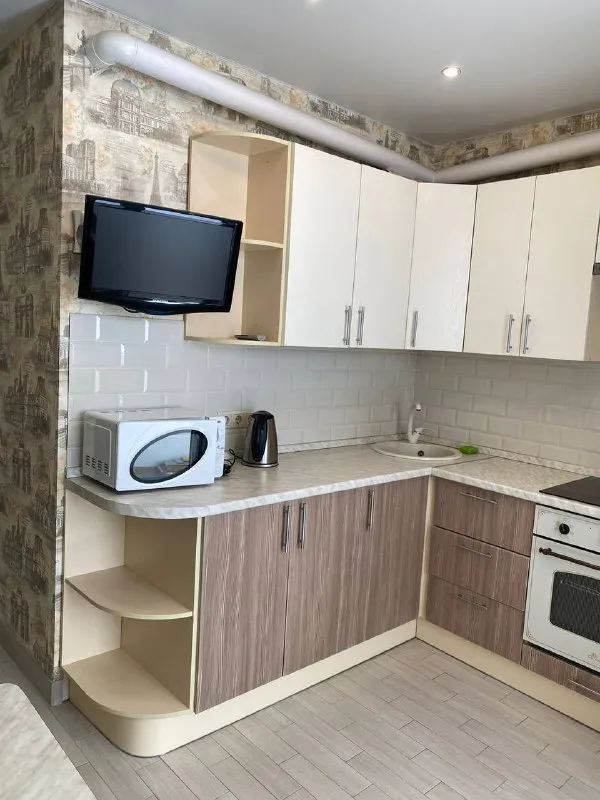 М. Солнцево 1-к квартира ▫️жк лучи, м. Солнцево, производственная 12к2. Сдается на длительный срок (с 12 декабря!!!) прекрасная 1 комнатная квартира, 38 м² с ремонтом. Кухня 10,5 м², комната 16 м², совмещённый санузел с ванной. В квартире имеется вся необходимая мебель и техника. Ремонт выполнен для себя. Имеется кладовая/гардеробная. При необходимости можно доукомплеквать мебелью и техникой. Квартира светлая и очень тёплая. Сдается для 1-2 человек, молодой семье, гражданам рф, без детей и животных. Оперативный показ. По всем вопросам в личку. Цена: 65.000₽ + депозит (можно разбить на 2 части)+коммунальные платежи по счётчикам+интернет. Контакты @ksuv_shv ➡️предоплату/бронь/заморозку денег/автооплату до просмотра квартиры не вносить! Если по этому объявлению спрашивают какую либо оплату сообщите по контактам в описании канала. - фотография - 8