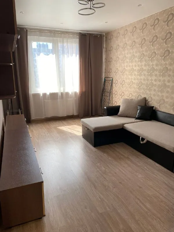 М. Солнцево 1-к квартира ▫️жк лучи, м. Солнцево, производственная 12к2. Сдается на длительный срок (с 12 декабря!!!) прекрасная 1 комнатная квартира, 38 м² с ремонтом. Кухня 10,5 м², комната 16 м², совмещённый санузел с ванной. В квартире имеется вся необходимая мебель и техника. Ремонт выполнен для себя. Имеется кладовая/гардеробная. При необходимости можно доукомплеквать мебелью и техникой. Квартира светлая и очень тёплая. Сдается для 1-2 человек, молодой семье, гражданам рф, без детей и животных. Оперативный показ. По всем вопросам в личку. Цена: 65.000₽ + депозит (можно разбить на 2 части)+коммунальные платежи по счётчикам+интернет. Контакты @ksuv_shv ➡️предоплату/бронь/заморозку денег/автооплату до просмотра квартиры не вносить! Если по этому объявлению спрашивают какую либо оплату сообщите по контактам в описании канала. - фотография - 9