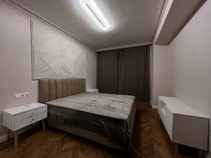 2-х комнатная квартира 65 метров у метро проспект мира ! 1 минута до метро пешком готова к заезду на неделе приедет новый 3-х метровый диван угловой, кресло и напольный свет, а так же тумба в ванную под раковину и конструкция которая скроет все трубы так же имеется большая лоджия и еще балкон только долгосрочная аренда 150000/мес ➡️предоплату/бронь/заморозку денег/автооплату до просмотра квартиры не вносить! Если по этому объявлению спрашивают какую либо оплату сообщите по контактам в описании канала. - фотография - 2