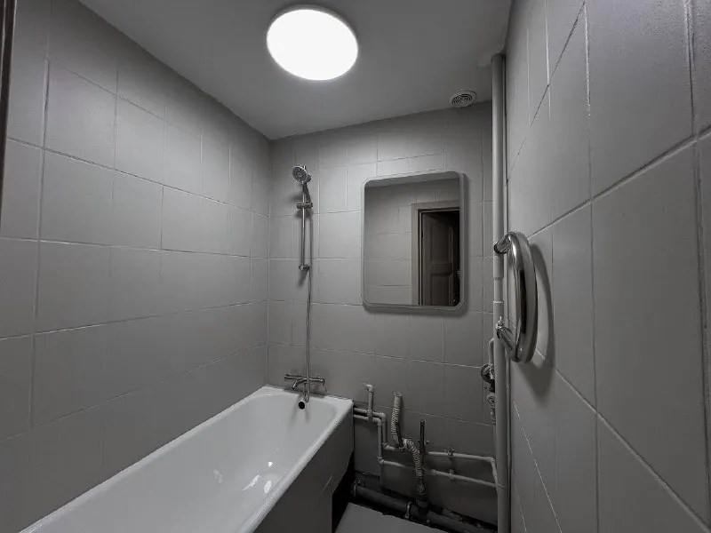 2-х комнатная квартира 65 метров у метро проспект мира ! 1 минута до метро пешком готова к заезду на неделе приедет новый 3-х метровый диван угловой, кресло и напольный свет, а так же тумба в ванную под раковину и конструкция которая скроет все трубы так же имеется большая лоджия и еще балкон только долгосрочная аренда 150000/мес ➡️предоплату/бронь/заморозку денег/автооплату до просмотра квартиры не вносить! Если по этому объявлению спрашивают какую либо оплату сообщите по контактам в описании канала. - фотография - 3