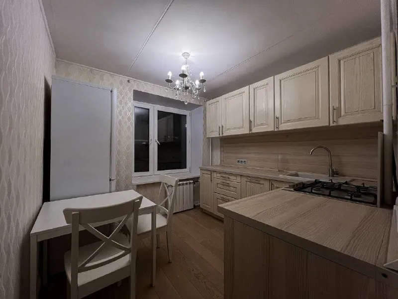 2-х комнатная квартира 65 метров у метро проспект мира ! 1 минута до метро пешком готова к заезду на неделе приедет новый 3-х метровый диван угловой, кресло и напольный свет, а так же тумба в ванную под раковину и конструкция которая скроет все трубы так же имеется большая лоджия и еще балкон только долгосрочная аренда 150000/мес ➡️предоплату/бронь/заморозку денег/автооплату до просмотра квартиры не вносить! Если по этому объявлению спрашивают какую либо оплату сообщите по контактам в описании канала. - фотография - 4