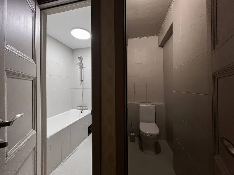 2-х комнатная квартира 65 метров у метро проспект мира ! 1 минута до метро пешком готова к заезду на неделе приедет новый 3-х метровый диван угловой, кресло и напольный свет, а так же тумба в ванную под раковину и конструкция которая скроет все трубы так же имеется большая лоджия и еще балкон только долгосрочная аренда 150000/мес ➡️предоплату/бронь/заморозку денег/автооплату до просмотра квартиры не вносить! Если по этому объявлению спрашивают какую либо оплату сообщите по контактам в описании канала. - фотография - 6