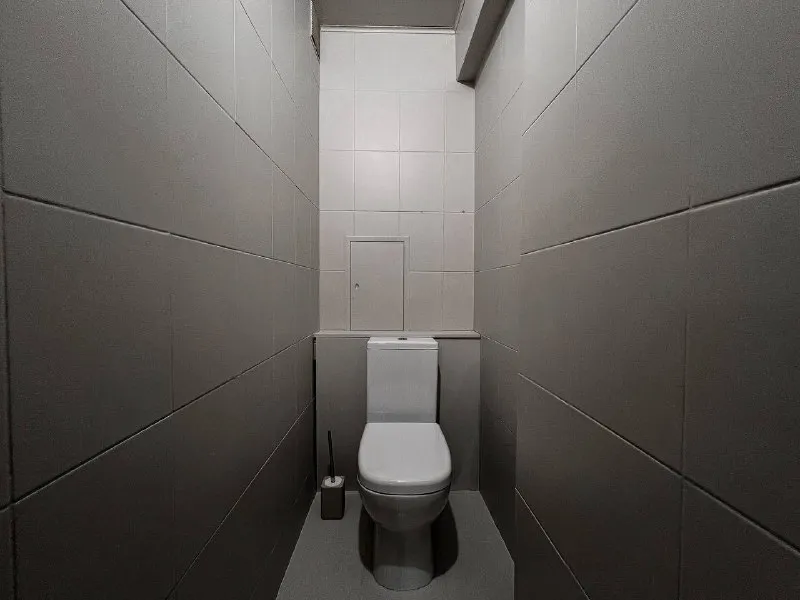 2-х комнатная квартира 65 метров у метро проспект мира ! 1 минута до метро пешком готова к заезду на неделе приедет новый 3-х метровый диван угловой, кресло и напольный свет, а так же тумба в ванную под раковину и конструкция которая скроет все трубы так же имеется большая лоджия и еще балкон только долгосрочная аренда 150000/мес ➡️предоплату/бронь/заморозку денег/автооплату до просмотра квартиры не вносить! Если по этому объявлению спрашивают какую либо оплату сообщите по контактам в описании канала. - фотография - 7