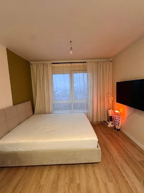 М. Улица академика янгеля студия ▫️дорожная, 46к1 сдам уютную студию 20 м². На долгий срок. Ремонт свежий. В квартире есть всё необходимое для комфортного проживания: удобная кровать с матрасом askona, современная техника, холодильник стильный под ретро, идукционная плита, кофемашина, телевизор. В квартире уже есть wi-fi. Соседи тихие. Оплата первый и последний месяц. Залога нет. Комиссии тем более. Цена: 50.000₽ + свет и вода контакты: @fotkilitvinova ➡️предоплату/бронь/заморозку денег/автооплату до просмотра квартиры не вносить! Если по этому объявлению спрашивают какую либо оплату сообщите по контактам в описании канала. - фотография - 4