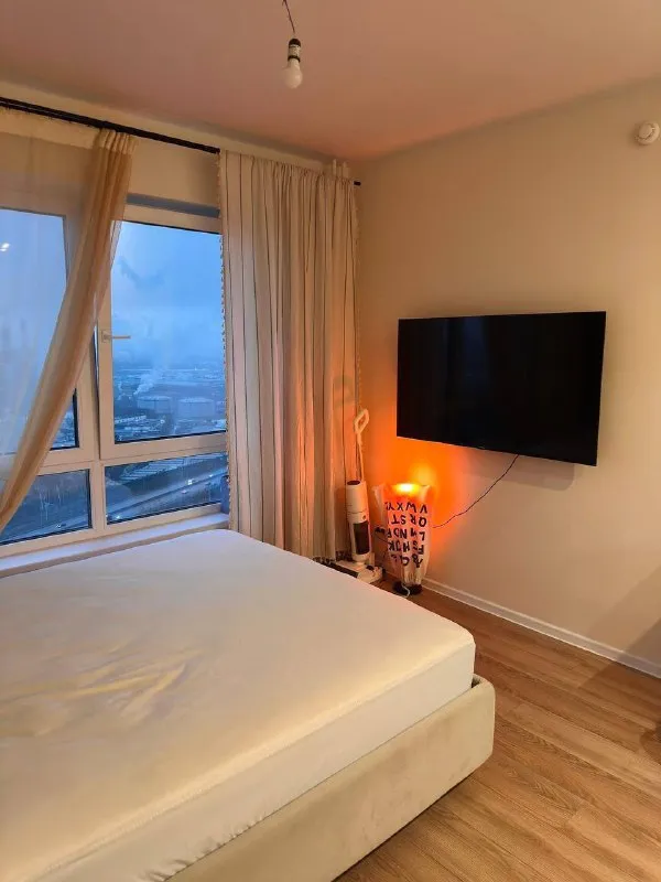 М. Улица академика янгеля студия ▫️дорожная, 46к1 сдам уютную студию 20 м². На долгий срок. Ремонт свежий. В квартире есть всё необходимое для комфортного проживания: удобная кровать с матрасом askona, современная техника, холодильник стильный под ретро, идукционная плита, кофемашина, телевизор. В квартире уже есть wi-fi. Соседи тихие. Оплата первый и последний месяц. Залога нет. Комиссии тем более. Цена: 50.000₽ + свет и вода контакты: @fotkilitvinova ➡️предоплату/бронь/заморозку денег/автооплату до просмотра квартиры не вносить! Если по этому объявлению спрашивают какую либо оплату сообщите по контактам в описании канала. - фотография - 5