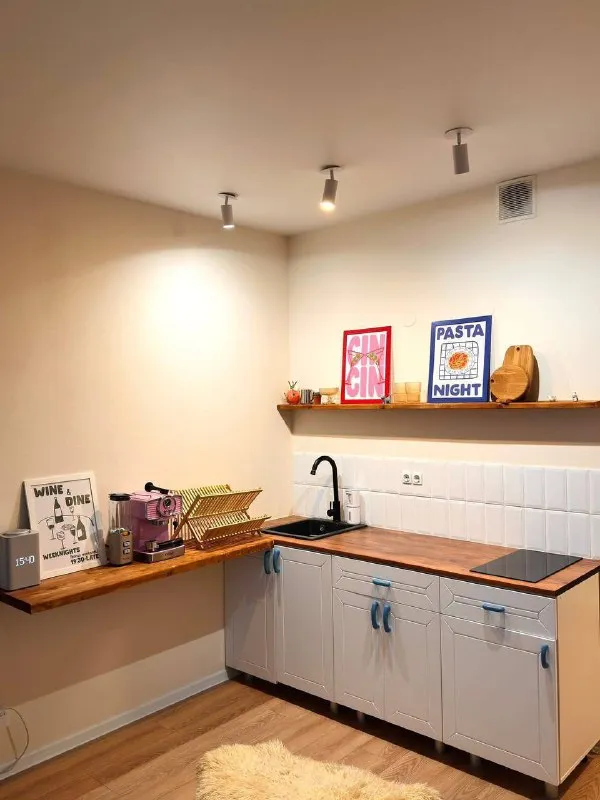 М. Улица академика янгеля студия ▫️дорожная, 46к1 сдам уютную студию 20 м². На долгий срок. Ремонт свежий. В квартире есть всё необходимое для комфортного проживания: удобная кровать с матрасом askona, современная техника, холодильник стильный под ретро, идукционная плита, кофемашина, телевизор. В квартире уже есть wi-fi. Соседи тихие. Оплата первый и последний месяц. Залога нет. Комиссии тем более. Цена: 50.000₽ + свет и вода контакты: @fotkilitvinova ➡️предоплату/бронь/заморозку денег/автооплату до просмотра квартиры не вносить! Если по этому объявлению спрашивают какую либо оплату сообщите по контактам в описании канала. - фотография - 8