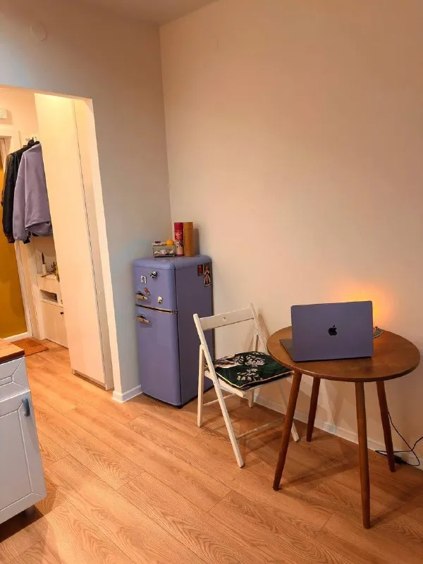 М. Улица академика янгеля студия ▫️дорожная, 46к1 сдам уютную студию 20 м². На долгий срок. Ремонт свежий. В квартире есть всё необходимое для комфортного проживания: удобная кровать с матрасом askona, современная техника, холодильник стильный под ретро, идукционная плита, кофемашина, телевизор. В квартире уже есть wi-fi. Соседи тихие. Оплата первый и последний месяц. Залога нет. Комиссии тем более. Цена: 50.000₽ + свет и вода контакты: @fotkilitvinova ➡️предоплату/бронь/заморозку денег/автооплату до просмотра квартиры не вносить! Если по этому объявлению спрашивают какую либо оплату сообщите по контактам в описании канала. - фотография - 9