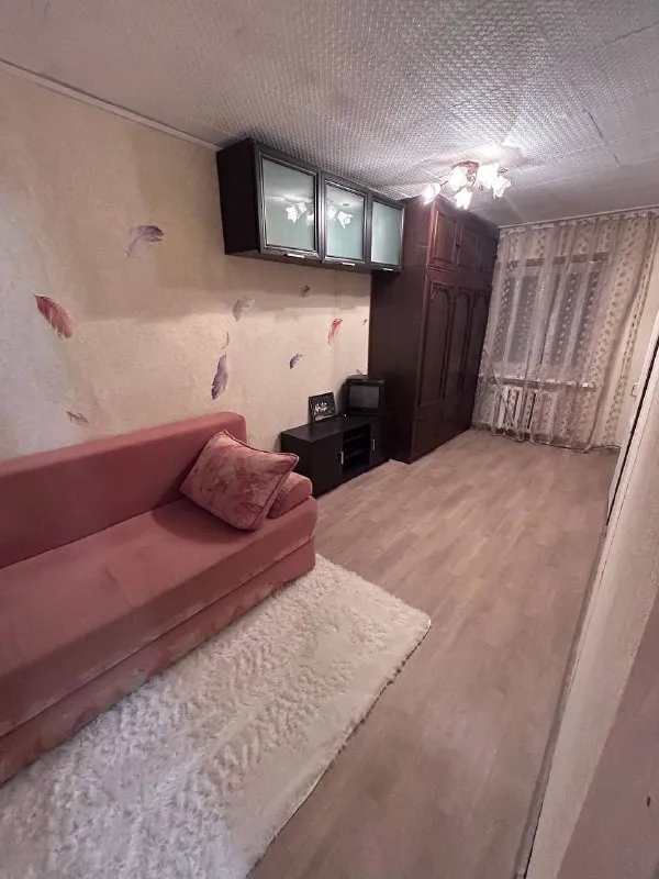 На длительный срок сдается 2 к квартира от собственника с косметическим ремонтом и бытовой техникой в тихом можайском районе зао москвы, ул. Вяземская 1 к.1, 1/5. В 5 -10 минутах ходьбы школы, детский сад, магазины, банки, поликлиники. В квартире есть все необходимое для комфортного проживания: стиральная машина, холодильник, микроволновая печь, телевизор, wi-fi. Оплата за первый месяц 60 000 без комиссии агенту и залог можно разбить на два месяца +коммунальные платежи по счетчикам и интернет. По всем вопросам пишите в ватсап 89629076252 евгения ➡️предоплату/бронь/заморозку денег/автооплату до просмотра квартиры не вносить! Если по этому объявлению спрашивают какую либо оплату сообщите по контактам в описании канала. - фотография - 2