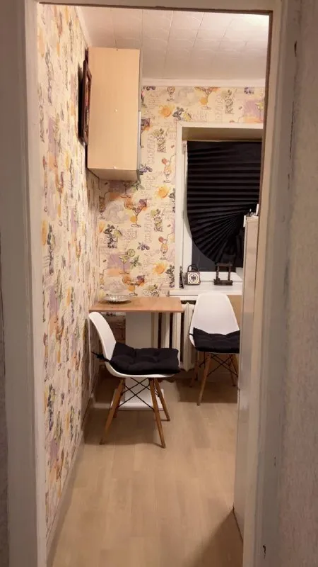 На длительный срок сдается 2 к квартира от собственника с косметическим ремонтом и бытовой техникой в тихом можайском районе зао москвы, ул. Вяземская 1 к.1, 1/5. В 5 -10 минутах ходьбы школы, детский сад, магазины, банки, поликлиники. В квартире есть все необходимое для комфортного проживания: стиральная машина, холодильник, микроволновая печь, телевизор, wi-fi. Оплата за первый месяц 60 000 без комиссии агенту и залог можно разбить на два месяца +коммунальные платежи по счетчикам и интернет. По всем вопросам пишите в ватсап 89629076252 евгения ➡️предоплату/бронь/заморозку денег/автооплату до просмотра квартиры не вносить! Если по этому объявлению спрашивают какую либо оплату сообщите по контактам в описании канала. - фотография - 3