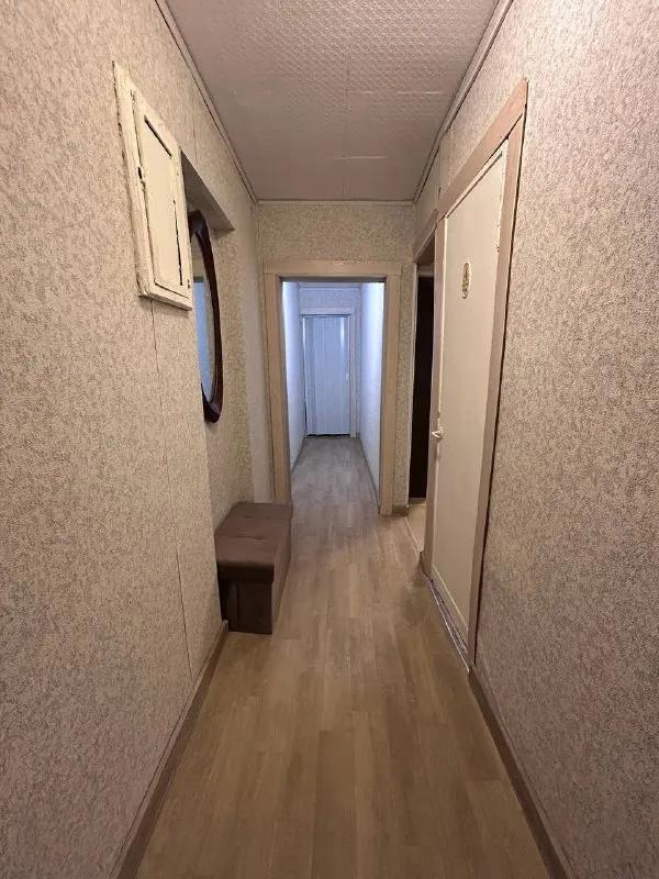 На длительный срок сдается 2 к квартира от собственника с косметическим ремонтом и бытовой техникой в тихом можайском районе зао москвы, ул. Вяземская 1 к.1, 1/5. В 5 -10 минутах ходьбы школы, детский сад, магазины, банки, поликлиники. В квартире есть все необходимое для комфортного проживания: стиральная машина, холодильник, микроволновая печь, телевизор, wi-fi. Оплата за первый месяц 60 000 без комиссии агенту и залог можно разбить на два месяца +коммунальные платежи по счетчикам и интернет. По всем вопросам пишите в ватсап 89629076252 евгения ➡️предоплату/бронь/заморозку денег/автооплату до просмотра квартиры не вносить! Если по этому объявлению спрашивают какую либо оплату сообщите по контактам в описании канала. - фотография - 4