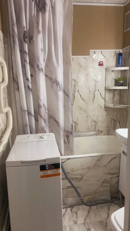 На длительный срок сдается 2 к квартира от собственника с косметическим ремонтом и бытовой техникой в тихом можайском районе зао москвы, ул. Вяземская 1 к.1, 1/5. В 5 -10 минутах ходьбы школы, детский сад, магазины, банки, поликлиники. В квартире есть все необходимое для комфортного проживания: стиральная машина, холодильник, микроволновая печь, телевизор, wi-fi. Оплата за первый месяц 60 000 без комиссии агенту и залог можно разбить на два месяца +коммунальные платежи по счетчикам и интернет. По всем вопросам пишите в ватсап 89629076252 евгения ➡️предоплату/бронь/заморозку денег/автооплату до просмотра квартиры не вносить! Если по этому объявлению спрашивают какую либо оплату сообщите по контактам в описании канала. - фотография - 8