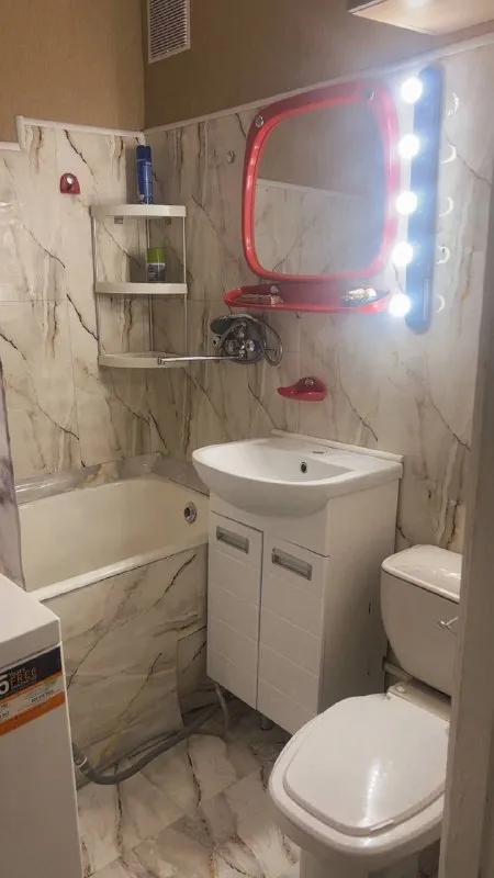 На длительный срок сдается 2 к квартира от собственника с косметическим ремонтом и бытовой техникой в тихом можайском районе зао москвы, ул. Вяземская 1 к.1, 1/5. В 5 -10 минутах ходьбы школы, детский сад, магазины, банки, поликлиники. В квартире есть все необходимое для комфортного проживания: стиральная машина, холодильник, микроволновая печь, телевизор, wi-fi. Оплата за первый месяц 60 000 без комиссии агенту и залог можно разбить на два месяца +коммунальные платежи по счетчикам и интернет. По всем вопросам пишите в ватсап 89629076252 евгения ➡️предоплату/бронь/заморозку денег/автооплату до просмотра квартиры не вносить! Если по этому объявлению спрашивают какую либо оплату сообщите по контактам в описании канала. - фотография - 9