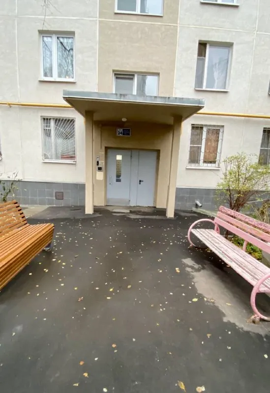 Сдаётся уютная однокомнатная квартира у метро академическая! 📍 отличная локация: · всего 10 минут пешком до метро. · зелёный, уютный и тихий район. · окна выходят на бульвар. · высокий 1-й этаж. 💰 выгодные условия от собственника: · 52 000 рублей в месяц. · депозит — 40 000 (есть возможность разбить на 2 месяца). · без комиссий! 🏡 квартира полностью оборудована: · вся необходимая техника: плита, холодильник, стиральная машина, микроволновка, телевизор, пылесос. · ортопедический матрас. · пластиковые окна, новая входная дверь. 🛒 вся инфраструктура рядом: · во дворе — супермаркет «перекрёсток», в дома авоська и другие магазины. · школы, детские сады, фитнес-центр в доме. Просмотры проводятся в субботу, 20 декабря. Пишите, чтобы назначить время и задать вопросы: 👉 @tatden - фотография - 10