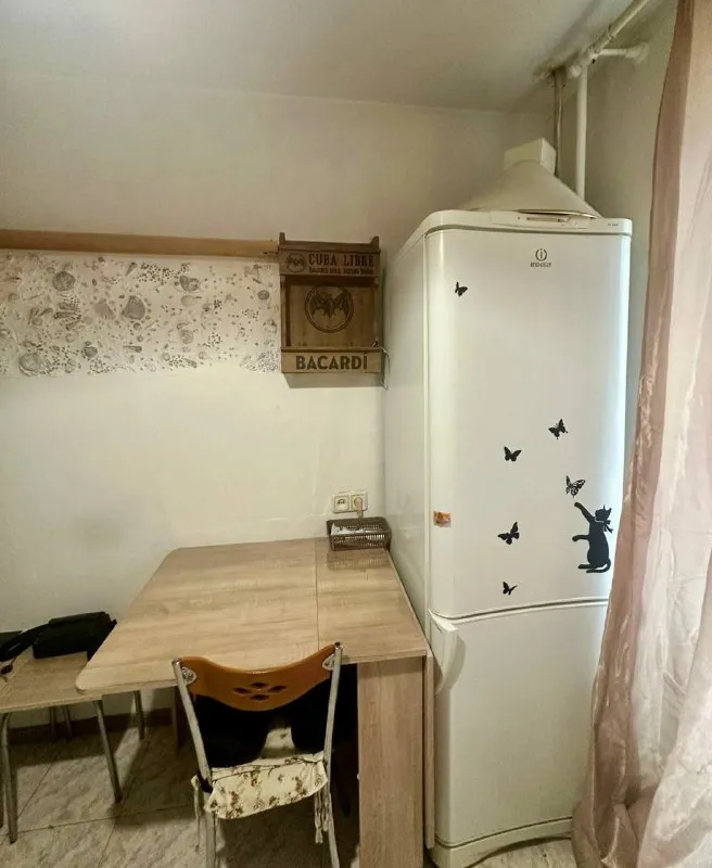 Сдаётся уютная однокомнатная квартира у метро академическая! 📍 отличная локация: · всего 10 минут пешком до метро. · зелёный, уютный и тихий район. · окна выходят на бульвар. · высокий 1-й этаж. 💰 выгодные условия от собственника: · 52 000 рублей в месяц. · депозит — 40 000 (есть возможность разбить на 2 месяца). · без комиссий! 🏡 квартира полностью оборудована: · вся необходимая техника: плита, холодильник, стиральная машина, микроволновка, телевизор, пылесос. · ортопедический матрас. · пластиковые окна, новая входная дверь. 🛒 вся инфраструктура рядом: · во дворе — супермаркет «перекрёсток», в дома авоська и другие магазины. · школы, детские сады, фитнес-центр в доме. Просмотры проводятся в субботу, 20 декабря. Пишите, чтобы назначить время и задать вопросы: 👉 @tatden - фотография - 2