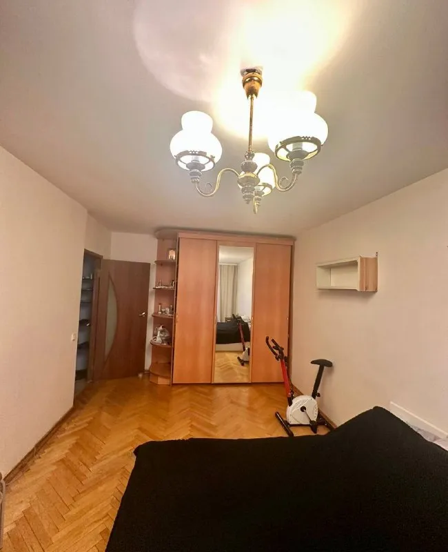 Сдаётся уютная однокомнатная квартира у метро академическая! 📍 отличная локация: · всего 10 минут пешком до метро. · зелёный, уютный и тихий район. · окна выходят на бульвар. · высокий 1-й этаж. 💰 выгодные условия от собственника: · 52 000 рублей в месяц. · депозит — 40 000 (есть возможность разбить на 2 месяца). · без комиссий! 🏡 квартира полностью оборудована: · вся необходимая техника: плита, холодильник, стиральная машина, микроволновка, телевизор, пылесос. · ортопедический матрас. · пластиковые окна, новая входная дверь. 🛒 вся инфраструктура рядом: · во дворе — супермаркет «перекрёсток», в дома авоська и другие магазины. · школы, детские сады, фитнес-центр в доме. Просмотры проводятся в субботу, 20 декабря. Пишите, чтобы назначить время и задать вопросы: 👉 @tatden - фотография - 4