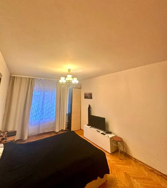 Сдаётся уютная однокомнатная квартира у метро академическая! 📍 отличная локация: · всего 10 минут пешком до метро. · зелёный, уютный и тихий район. · окна выходят на бульвар. · высокий 1-й этаж. 💰 выгодные условия от собственника: · 52 000 рублей в месяц. · депозит — 40 000 (есть возможность разбить на 2 месяца). · без комиссий! 🏡 квартира полностью оборудована: · вся необходимая техника: плита, холодильник, стиральная машина, микроволновка, телевизор, пылесос. · ортопедический матрас. · пластиковые окна, новая входная дверь. 🛒 вся инфраструктура рядом: · во дворе — супермаркет «перекрёсток», в дома авоська и другие магазины. · школы, детские сады, фитнес-центр в доме. Просмотры проводятся в субботу, 20 декабря. Пишите, чтобы назначить время и задать вопросы: 👉 @tatden - фотография - 5