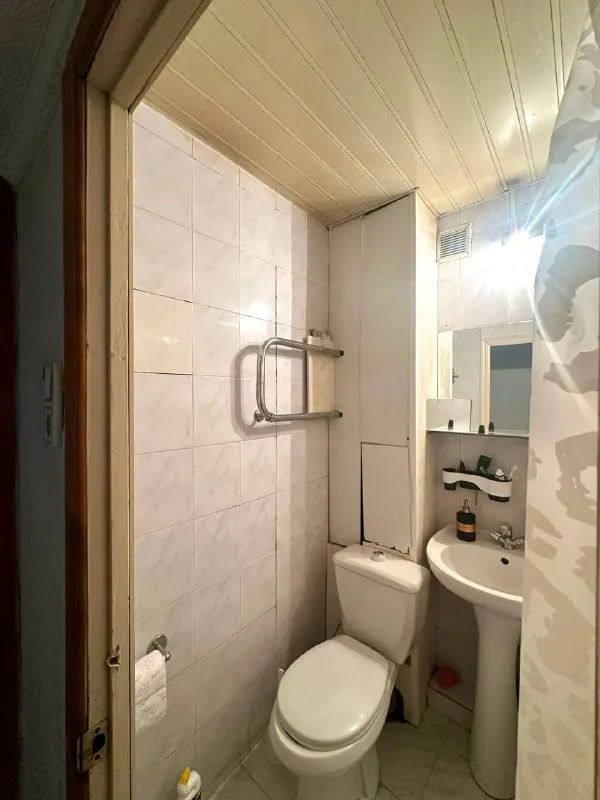 Сдаётся уютная однокомнатная квартира у метро академическая! 📍 отличная локация: · всего 10 минут пешком до метро. · зелёный, уютный и тихий район. · окна выходят на бульвар. · высокий 1-й этаж. 💰 выгодные условия от собственника: · 52 000 рублей в месяц. · депозит — 40 000 (есть возможность разбить на 2 месяца). · без комиссий! 🏡 квартира полностью оборудована: · вся необходимая техника: плита, холодильник, стиральная машина, микроволновка, телевизор, пылесос. · ортопедический матрас. · пластиковые окна, новая входная дверь. 🛒 вся инфраструктура рядом: · во дворе — супермаркет «перекрёсток», в дома авоська и другие магазины. · школы, детские сады, фитнес-центр в доме. Просмотры проводятся в субботу, 20 декабря. Пишите, чтобы назначить время и задать вопросы: 👉 @tatden - фотография - 7