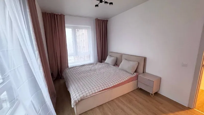 Евротрешка🏙️ м. Потапово1️⃣ 🏡 евротрёшка, впервые в аренде 🚇 метро потапово - 2 минуты пешком сдаётся светлая евротрёхкомнатная квартира с новым ремонтом на 14 этаже. Никто не жил - квартира абсолютно новая. 🔡планировка - кухня-гостиная - две изолированные комнаты - одна комната сейчас без мебели: мебель буду покупать под жильцов (готов докупить всё необходимое для комфортного проживания) 🔡кухня и техника - посудомоечная машина - холодильник - варочная панель и духовой шкаф - фильтр для воды - проведён wi-fi 🔡о квартире - свежий евроремонт - светлая и тихая - продуманная планировка 🔡локация - метро в 2 минутах пешком - магазины, кафе, аптеки — рядом - удобный и спокойный район 💳условия аренды: — 95.000₽/месяц — коммунальные платежи — по счётчикам — долгосрочная аренда — аккуратные жильцы — без домашних животных готов к показам и сдаче с завтрашнего дня:) 💌telegram: @aaaaartemmm ➡️предоплату/бронь/заморозку денег/автооплату до просмотра квартиры не вносить! Если по этому объявлению спрашивают какую либо оплату сообщите по контактам в описании канала. - фотография - 4