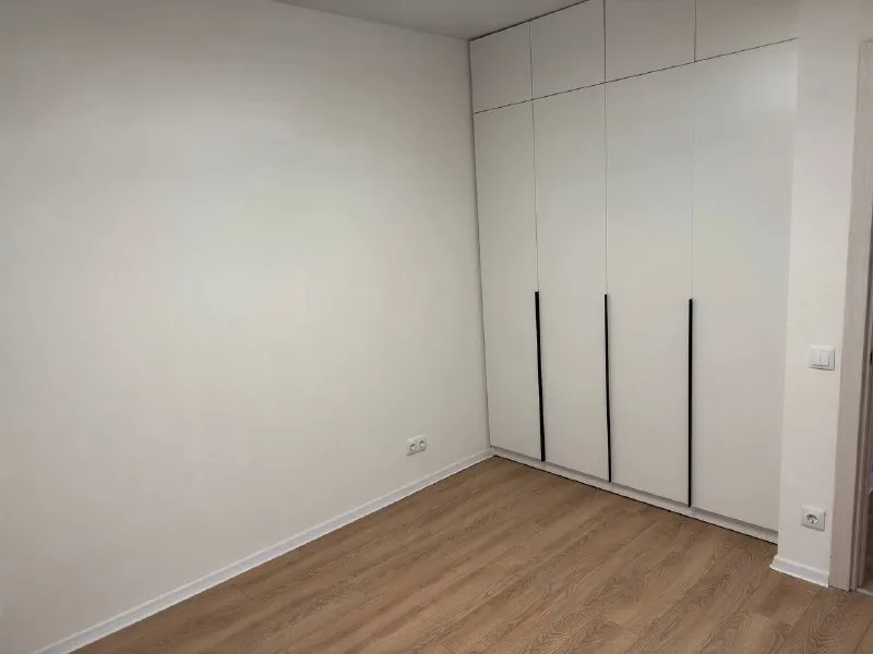 Евротрешка🏙️ м. Потапово1️⃣ 🏡 евротрёшка, впервые в аренде 🚇 метро потапово - 2 минуты пешком сдаётся светлая евротрёхкомнатная квартира с новым ремонтом на 14 этаже. Никто не жил - квартира абсолютно новая. 🔡планировка - кухня-гостиная - две изолированные комнаты - одна комната сейчас без мебели: мебель буду покупать под жильцов (готов докупить всё необходимое для комфортного проживания) 🔡кухня и техника - посудомоечная машина - холодильник - варочная панель и духовой шкаф - фильтр для воды - проведён wi-fi 🔡о квартире - свежий евроремонт - светлая и тихая - продуманная планировка 🔡локация - метро в 2 минутах пешком - магазины, кафе, аптеки — рядом - удобный и спокойный район 💳условия аренды: — 95.000₽/месяц — коммунальные платежи — по счётчикам — долгосрочная аренда — аккуратные жильцы — без домашних животных готов к показам и сдаче с завтрашнего дня:) 💌telegram: @aaaaartemmm ➡️предоплату/бронь/заморозку денег/автооплату до просмотра квартиры не вносить! Если по этому объявлению спрашивают какую либо оплату сообщите по контактам в описании канала. - фотография - 6