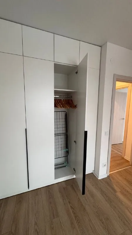 Евротрешка🏙️ м. Потапово1️⃣ 🏡 евротрёшка, впервые в аренде 🚇 метро потапово - 2 минуты пешком сдаётся светлая евротрёхкомнатная квартира с новым ремонтом на 14 этаже. Никто не жил - квартира абсолютно новая. 🔡планировка - кухня-гостиная - две изолированные комнаты - одна комната сейчас без мебели: мебель буду покупать под жильцов (готов докупить всё необходимое для комфортного проживания) 🔡кухня и техника - посудомоечная машина - холодильник - варочная панель и духовой шкаф - фильтр для воды - проведён wi-fi 🔡о квартире - свежий евроремонт - светлая и тихая - продуманная планировка 🔡локация - метро в 2 минутах пешком - магазины, кафе, аптеки — рядом - удобный и спокойный район 💳условия аренды: — 95.000₽/месяц — коммунальные платежи — по счётчикам — долгосрочная аренда — аккуратные жильцы — без домашних животных готов к показам и сдаче с завтрашнего дня:) 💌telegram: @aaaaartemmm ➡️предоплату/бронь/заморозку денег/автооплату до просмотра квартиры не вносить! Если по этому объявлению спрашивают какую либо оплату сообщите по контактам в описании канала. - фотография - 7