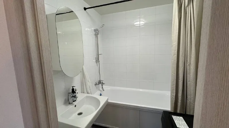 Евротрешка🏙️ м. Потапово1️⃣ 🏡 евротрёшка, впервые в аренде 🚇 метро потапово - 2 минуты пешком сдаётся светлая евротрёхкомнатная квартира с новым ремонтом на 14 этаже. Никто не жил - квартира абсолютно новая. 🔡планировка - кухня-гостиная - две изолированные комнаты - одна комната сейчас без мебели: мебель буду покупать под жильцов (готов докупить всё необходимое для комфортного проживания) 🔡кухня и техника - посудомоечная машина - холодильник - варочная панель и духовой шкаф - фильтр для воды - проведён wi-fi 🔡о квартире - свежий евроремонт - светлая и тихая - продуманная планировка 🔡локация - метро в 2 минутах пешком - магазины, кафе, аптеки — рядом - удобный и спокойный район 💳условия аренды: — 95.000₽/месяц — коммунальные платежи — по счётчикам — долгосрочная аренда — аккуратные жильцы — без домашних животных готов к показам и сдаче с завтрашнего дня:) 💌telegram: @aaaaartemmm ➡️предоплату/бронь/заморозку денег/автооплату до просмотра квартиры не вносить! Если по этому объявлению спрашивают какую либо оплату сообщите по контактам в описании канала. - фотография - 8