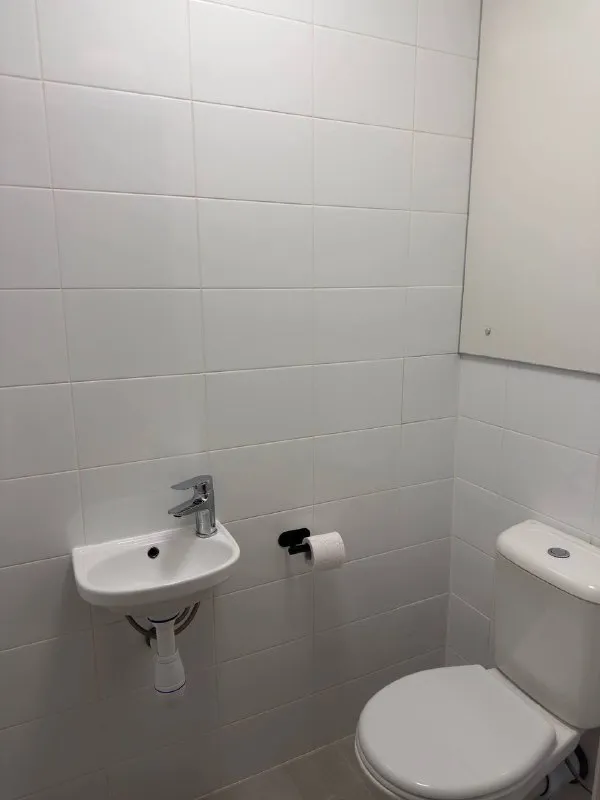 Евротрешка🏙️ м. Потапово1️⃣ 🏡 евротрёшка, впервые в аренде 🚇 метро потапово - 2 минуты пешком сдаётся светлая евротрёхкомнатная квартира с новым ремонтом на 14 этаже. Никто не жил - квартира абсолютно новая. 🔡планировка - кухня-гостиная - две изолированные комнаты - одна комната сейчас без мебели: мебель буду покупать под жильцов (готов докупить всё необходимое для комфортного проживания) 🔡кухня и техника - посудомоечная машина - холодильник - варочная панель и духовой шкаф - фильтр для воды - проведён wi-fi 🔡о квартире - свежий евроремонт - светлая и тихая - продуманная планировка 🔡локация - метро в 2 минутах пешком - магазины, кафе, аптеки — рядом - удобный и спокойный район 💳условия аренды: — 95.000₽/месяц — коммунальные платежи — по счётчикам — долгосрочная аренда — аккуратные жильцы — без домашних животных готов к показам и сдаче с завтрашнего дня:) 💌telegram: @aaaaartemmm ➡️предоплату/бронь/заморозку денег/автооплату до просмотра квартиры не вносить! Если по этому объявлению спрашивают какую либо оплату сообщите по контактам в описании канала. - фотография - 9