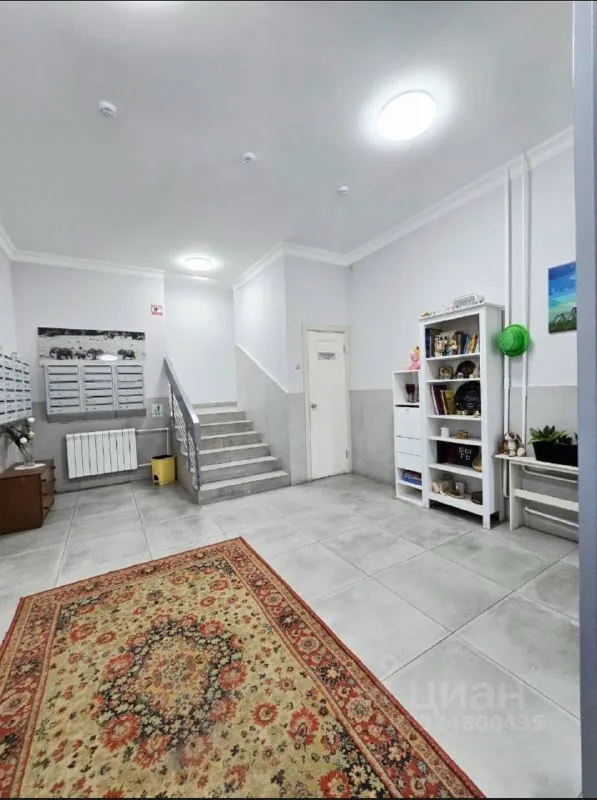 2-к квартира🏙️ м. Филевский парк4️⃣ впервые сдается светлая двухкомнатную квартиру после ремонта. 📍адрес: ул. Олеко дундича, 34 15 этаж из 16. В квартире есть все необходимое для жизни: кондиционеры, большие телевизоры, стиральная машинка, микроволновка, большой двухдверный холодильник, шкаф-купе для хранения вещей, двуспальная кровать (на фото кажется уже). Есть балкон. Общая площадь: 64 м². Зал 25 м², спальня - 12 м², кухня. До метро филевский парк – 6 минут пешком. Из плюсов: тихий, зелёный район, современные дома, аккуратные соседи, рядом парк, магазины, поликлиника, рестораны, тихий двор. Прекрасная детская площадка, парковка: за шлагбаумом во дворе 💳цена: 80.000₽ + счетчики. При заключении договора – оплата 1 месяц + депозит (80.000₽). Можно с детьми. Можно покомнатно. 💌контакт: +7-968-440-75-47 милана (телефон, телеграм, whatsapp) просмотр и заезд возможен в ближайшее время. ➡️предоплату/бронь/заморозку денег/автооплату до просмотра квартиры не вносить! Если по этому объявлению спрашивают какую либо оплату сообщите по контактам в описании канала. - фотография - 10