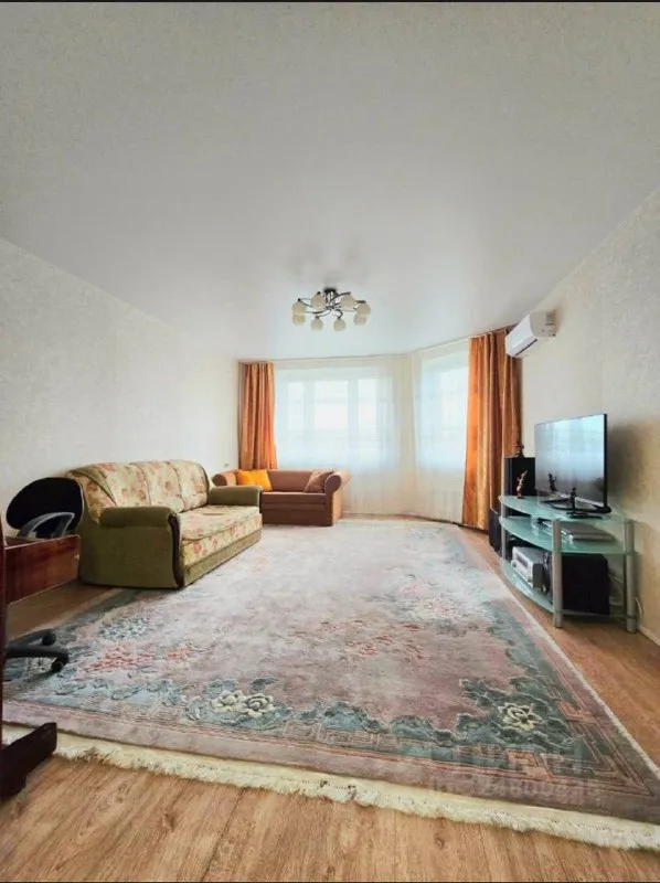 2-к квартира🏙️ м. Филевский парк4️⃣ впервые сдается светлая двухкомнатную квартиру после ремонта. 📍адрес: ул. Олеко дундича, 34 15 этаж из 16. В квартире есть все необходимое для жизни: кондиционеры, большие телевизоры, стиральная машинка, микроволновка, большой двухдверный холодильник, шкаф-купе для хранения вещей, двуспальная кровать (на фото кажется уже). Есть балкон. Общая площадь: 64 м². Зал 25 м², спальня - 12 м², кухня. До метро филевский парк – 6 минут пешком. Из плюсов: тихий, зелёный район, современные дома, аккуратные соседи, рядом парк, магазины, поликлиника, рестораны, тихий двор. Прекрасная детская площадка, парковка: за шлагбаумом во дворе 💳цена: 80.000₽ + счетчики. При заключении договора – оплата 1 месяц + депозит (80.000₽). Можно с детьми. Можно покомнатно. 💌контакт: +7-968-440-75-47 милана (телефон, телеграм, whatsapp) просмотр и заезд возможен в ближайшее время. ➡️предоплату/бронь/заморозку денег/автооплату до просмотра квартиры не вносить! Если по этому объявлению спрашивают какую либо оплату сообщите по контактам в описании канала. - фотография - 2