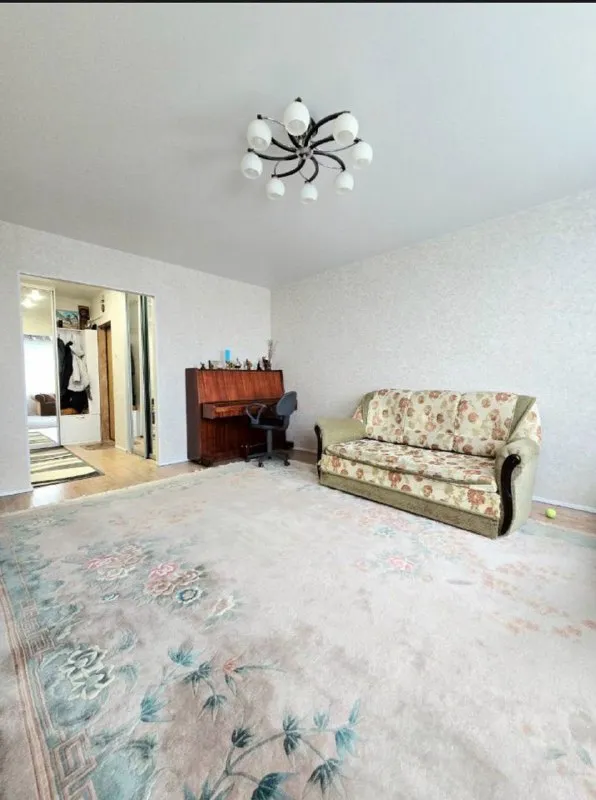 2-к квартира🏙️ м. Филевский парк4️⃣ впервые сдается светлая двухкомнатную квартиру после ремонта. 📍адрес: ул. Олеко дундича, 34 15 этаж из 16. В квартире есть все необходимое для жизни: кондиционеры, большие телевизоры, стиральная машинка, микроволновка, большой двухдверный холодильник, шкаф-купе для хранения вещей, двуспальная кровать (на фото кажется уже). Есть балкон. Общая площадь: 64 м². Зал 25 м², спальня - 12 м², кухня. До метро филевский парк – 6 минут пешком. Из плюсов: тихий, зелёный район, современные дома, аккуратные соседи, рядом парк, магазины, поликлиника, рестораны, тихий двор. Прекрасная детская площадка, парковка: за шлагбаумом во дворе 💳цена: 80.000₽ + счетчики. При заключении договора – оплата 1 месяц + депозит (80.000₽). Можно с детьми. Можно покомнатно. 💌контакт: +7-968-440-75-47 милана (телефон, телеграм, whatsapp) просмотр и заезд возможен в ближайшее время. ➡️предоплату/бронь/заморозку денег/автооплату до просмотра квартиры не вносить! Если по этому объявлению спрашивают какую либо оплату сообщите по контактам в описании канала. - фотография - 3