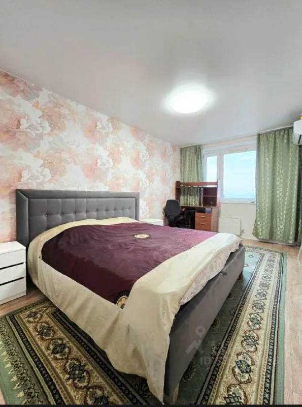 2-к квартира🏙️ м. Филевский парк4️⃣ впервые сдается светлая двухкомнатную квартиру после ремонта. 📍адрес: ул. Олеко дундича, 34 15 этаж из 16. В квартире есть все необходимое для жизни: кондиционеры, большие телевизоры, стиральная машинка, микроволновка, большой двухдверный холодильник, шкаф-купе для хранения вещей, двуспальная кровать (на фото кажется уже). Есть балкон. Общая площадь: 64 м². Зал 25 м², спальня - 12 м², кухня. До метро филевский парк – 6 минут пешком. Из плюсов: тихий, зелёный район, современные дома, аккуратные соседи, рядом парк, магазины, поликлиника, рестораны, тихий двор. Прекрасная детская площадка, парковка: за шлагбаумом во дворе 💳цена: 80.000₽ + счетчики. При заключении договора – оплата 1 месяц + депозит (80.000₽). Можно с детьми. Можно покомнатно. 💌контакт: +7-968-440-75-47 милана (телефон, телеграм, whatsapp) просмотр и заезд возможен в ближайшее время. ➡️предоплату/бронь/заморозку денег/автооплату до просмотра квартиры не вносить! Если по этому объявлению спрашивают какую либо оплату сообщите по контактам в описании канала. - фотография - 4