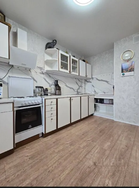 2-к квартира🏙️ м. Филевский парк4️⃣ впервые сдается светлая двухкомнатную квартиру после ремонта. 📍адрес: ул. Олеко дундича, 34 15 этаж из 16. В квартире есть все необходимое для жизни: кондиционеры, большие телевизоры, стиральная машинка, микроволновка, большой двухдверный холодильник, шкаф-купе для хранения вещей, двуспальная кровать (на фото кажется уже). Есть балкон. Общая площадь: 64 м². Зал 25 м², спальня - 12 м², кухня. До метро филевский парк – 6 минут пешком. Из плюсов: тихий, зелёный район, современные дома, аккуратные соседи, рядом парк, магазины, поликлиника, рестораны, тихий двор. Прекрасная детская площадка, парковка: за шлагбаумом во дворе 💳цена: 80.000₽ + счетчики. При заключении договора – оплата 1 месяц + депозит (80.000₽). Можно с детьми. Можно покомнатно. 💌контакт: +7-968-440-75-47 милана (телефон, телеграм, whatsapp) просмотр и заезд возможен в ближайшее время. ➡️предоплату/бронь/заморозку денег/автооплату до просмотра квартиры не вносить! Если по этому объявлению спрашивают какую либо оплату сообщите по контактам в описании канала. - фотография - 6