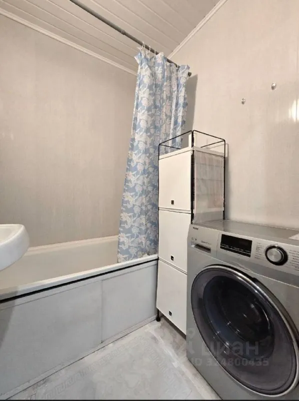 2-к квартира🏙️ м. Филевский парк4️⃣ впервые сдается светлая двухкомнатную квартиру после ремонта. 📍адрес: ул. Олеко дундича, 34 15 этаж из 16. В квартире есть все необходимое для жизни: кондиционеры, большие телевизоры, стиральная машинка, микроволновка, большой двухдверный холодильник, шкаф-купе для хранения вещей, двуспальная кровать (на фото кажется уже). Есть балкон. Общая площадь: 64 м². Зал 25 м², спальня - 12 м², кухня. До метро филевский парк – 6 минут пешком. Из плюсов: тихий, зелёный район, современные дома, аккуратные соседи, рядом парк, магазины, поликлиника, рестораны, тихий двор. Прекрасная детская площадка, парковка: за шлагбаумом во дворе 💳цена: 80.000₽ + счетчики. При заключении договора – оплата 1 месяц + депозит (80.000₽). Можно с детьми. Можно покомнатно. 💌контакт: +7-968-440-75-47 милана (телефон, телеграм, whatsapp) просмотр и заезд возможен в ближайшее время. ➡️предоплату/бронь/заморозку денег/автооплату до просмотра квартиры не вносить! Если по этому объявлению спрашивают какую либо оплату сообщите по контактам в описании канала. - фотография - 7