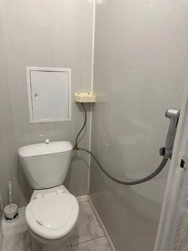 2-к квартира🏙️ м. Филевский парк4️⃣ впервые сдается светлая двухкомнатную квартиру после ремонта. 📍адрес: ул. Олеко дундича, 34 15 этаж из 16. В квартире есть все необходимое для жизни: кондиционеры, большие телевизоры, стиральная машинка, микроволновка, большой двухдверный холодильник, шкаф-купе для хранения вещей, двуспальная кровать (на фото кажется уже). Есть балкон. Общая площадь: 64 м². Зал 25 м², спальня - 12 м², кухня. До метро филевский парк – 6 минут пешком. Из плюсов: тихий, зелёный район, современные дома, аккуратные соседи, рядом парк, магазины, поликлиника, рестораны, тихий двор. Прекрасная детская площадка, парковка: за шлагбаумом во дворе 💳цена: 80.000₽ + счетчики. При заключении договора – оплата 1 месяц + депозит (80.000₽). Можно с детьми. Можно покомнатно. 💌контакт: +7-968-440-75-47 милана (телефон, телеграм, whatsapp) просмотр и заезд возможен в ближайшее время. ➡️предоплату/бронь/заморозку денег/автооплату до просмотра квартиры не вносить! Если по этому объявлению спрашивают какую либо оплату сообщите по контактам в описании канала. - фотография - 9