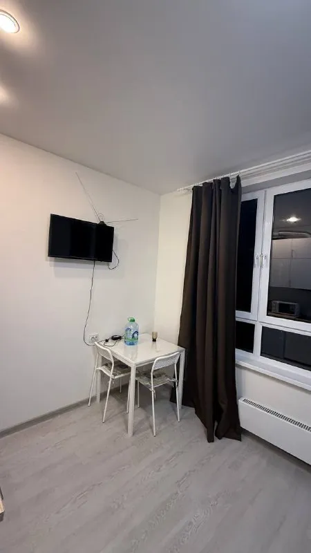 Студия🏙️ м. Потапово1️⃣ сдается светлая квартира для женской половины. 📍адрес: ул. Скандинавский бульвар, 23к1 13 этаж из 15. В квартире есть все необходимое для жизни: телевизор, стиральная машинка, микроволновка, чайник, холодильник, шкафы для хранения вещей, диван кровать. Общая площадь: 18 м². До метро потапово – 10 минут пешком. Из плюсов: тихий, зелёный район, с парком и мангальными зонами, современные дома, аккуратные соседи, магазины, поликлиника, рестораны, тихий двор. Прекрасная детская площадка, парковка: за дорогой платная и бесплатная вокруг домов 💳цена: 45.000₽ с ку. При заключении договора – оплата 1 месяц + депозит (25.000₽). Без животных. 💌контакт: @dvaldis влад просмотр и заезд возможен в ближайшее время. ➡️предоплату/бронь/заморозку денег/автооплату до просмотра квартиры не вносить! Если по этому объявлению спрашивают какую либо оплату сообщите по контактам в описании канала. - фотография - 2